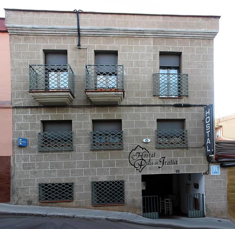 Hostal Plaza De Italia Caces Extérieur photo