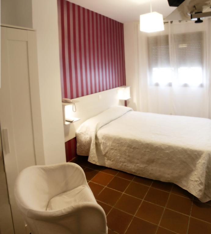 Hostal Plaza De Italia Caces Extérieur photo